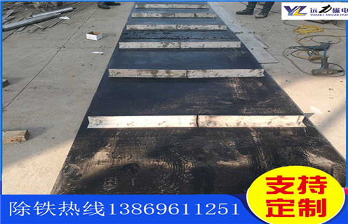 不銹鋼除鐵器皮帶廠家服務(wù)湖南皮帶懸掛式除鐵器，除鐵器卸鐵皮帶主要是安裝在各個型號的電磁、永磁自卸式除鐵器上，當(dāng)輸料皮帶上的散狀物料經(jīng)過自卸除鐵器底部時，混雜在物料中的鐵磁性雜質(zhì)在除鐵器磁芯強(qiáng)大的磁場力作用下被吸附到除鐵器卸鐵皮帶上，由不停運(yùn)轉(zhuǎn)的卸鐵皮帶將吸附住的鐵雜質(zhì)刮出，卸進(jìn)集鐵箱，從而達(dá)到自動連續(xù)除鐵的目的。無需人工清理，實(shí)現(xiàn)了自動化除鐵。  一、不銹鋼除鐵器皮帶廠家服務(wù)湖南皮帶懸掛式除鐵器選型指南：  1.提供卸鐵皮帶準(zhǔn)確的帶寬、周長及厚度。  2.了解清楚所需卸鐵皮帶為一次性成型的環(huán)帶還是帶接頭式的，其次確認(rèn)卸鐵刮板為膠條一體式刮板還是不銹鋼刮板。  注：一般情況下，除鐵器生產(chǎn)廠家在生產(chǎn)除鐵器時用的是一次性成型的環(huán)帶，但用戶在后期更換時，一次性成型的環(huán)帶不方便更換及安裝，需將除鐵器大拆大卸，套上卸鐵皮帶之后，然后重新組裝，更換非常麻煩。帶接頭式的卸鐵皮帶就很大程度上解決了這一問題，省去了拆裝除鐵器的過程，只需要將皮帶安裝之后在接頭處對接即可,省時省力，結(jié)實(shí)耐用。  二、不銹鋼除鐵器皮帶廠家服務(wù)湖南皮帶懸掛式除鐵器  除鐵器接通電源后，勵磁系統(tǒng)產(chǎn)生強(qiáng)大的磁場，當(dāng)輸送機(jī)械上的散狀物料經(jīng)過除鐵器下方時，混雜在物料中的鐵磁性雜物，在除鐵器磁場力作用下被不斷吸起(鐵磁性雜物重量為0.1-25kg)，吸附在除鐵器下表面上，當(dāng)需要除去吸附在除鐵器上的鐵磁性雜物時，可將除鐵器移至集鐵箱上方，切斷勵磁電源設(shè)備磁場消失，鐵磁性雜物在重力作用下掉入集鐵箱中。