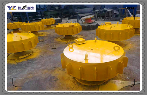 江西RCDC-8電磁除鐵器原理生產(chǎn)廠家_選型_河北江西RCDC-8電磁除鐵器原理生產(chǎn)廠家工作原理_價(jià)格，RCDC系列風(fēng)冷自卸式電磁除鐵器，是在RCDA系列風(fēng)冷懸掛式電磁除鐵器的基礎(chǔ)上增加了驅(qū)動(dòng)電機(jī)、滾筒、帶刮板的卸鐵膠帶等組成的卸鐵機(jī)構(gòu)。在工作過程中卸鐵機(jī)構(gòu)自動(dòng)將卸鐵皮帶上吸附的鐵磁性物質(zhì)拋到除鐵器以外的集鐵箱內(nèi)，無需停電人工清理，實(shí)現(xiàn)了除鐵自動(dòng)化。  一、江西RCDC-8電磁除鐵器原理生產(chǎn)廠家_選型_河北江西RCDC-8電磁除鐵器原理生產(chǎn)廠家工作原理_價(jià)格  1、在鋼鐵廠、水泥廠、多用于礦渣除鐵和保護(hù)輥壓機(jī)、立磨、破碎機(jī)等重要設(shè)備。  2、計(jì)算機(jī)模擬設(shè)計(jì)。  3、結(jié)構(gòu)簡(jiǎn)單，易維護(hù)。  4、磁場(chǎng)強(qiáng)、功率大、磁透深度大。  5、采用軸流風(fēng)機(jī)散熱線效果良好，電磁線圈溫升低。  6、用于輸送膠帶上任何物料的除鐵，對(duì)各種型號(hào)的破碎機(jī)、磨機(jī)等設(shè)備起著可靠的保護(hù)作用。